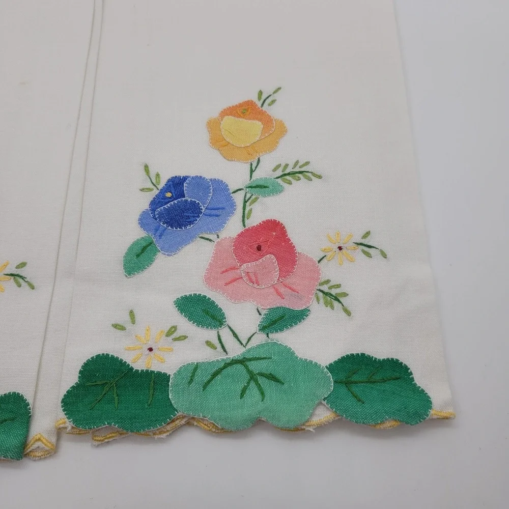 Vintage Embroidered Floral Hand Towels Set of 2 White Scalloped Edge Cottagecore